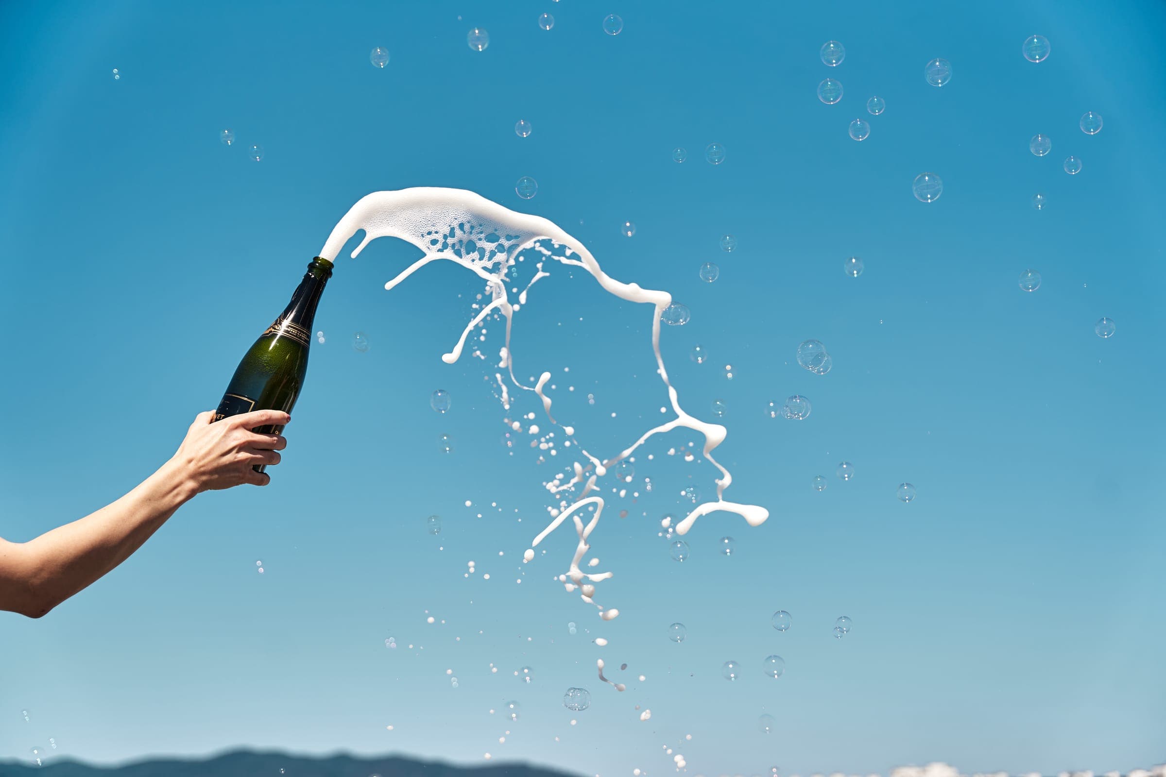 Produktfoto — Flasche im Spritzer