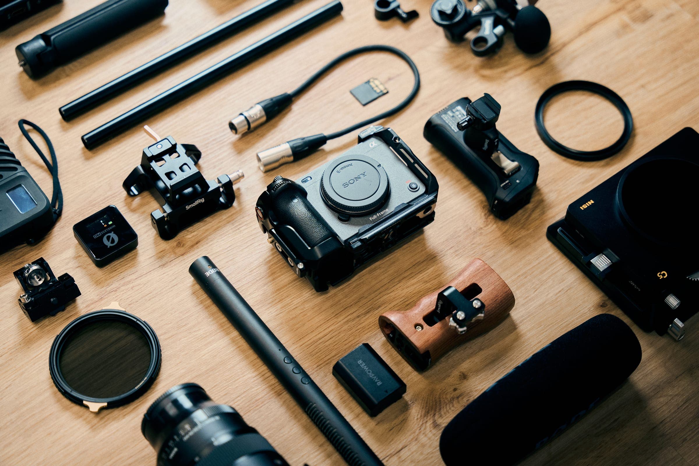 Produkt-Flatlay — Equipment arrangiert