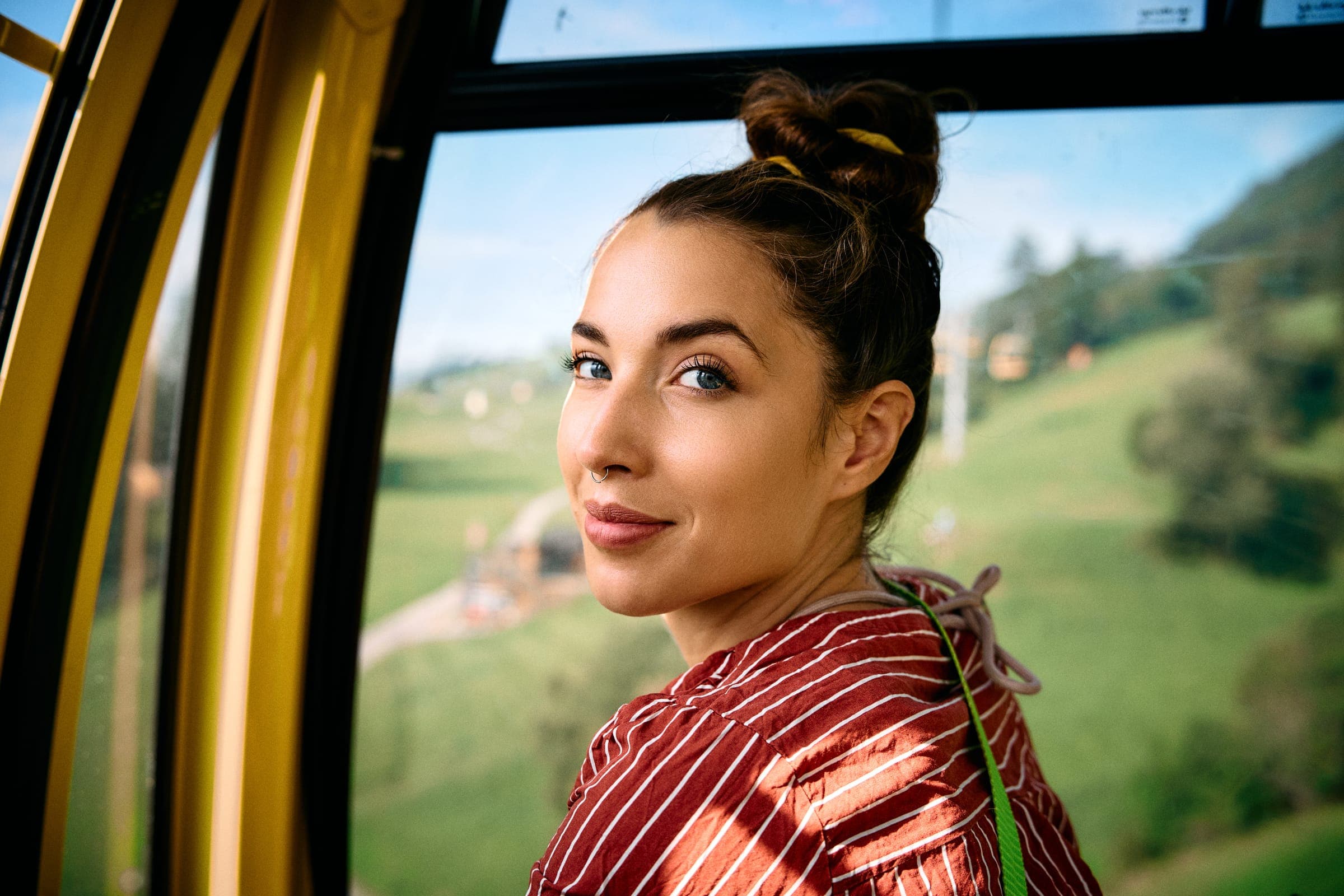 Film-Still — Porträt am Zugfenster