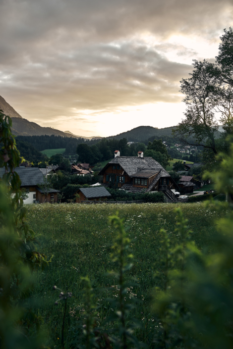 Sonnenuntergang in Altaussee mit traditionellen Häusern