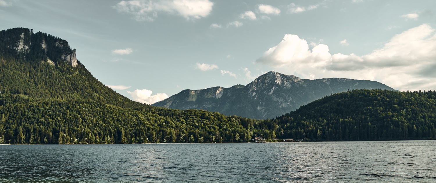 Der Altausseer See in der Steiermark an einem sonnigen TAg